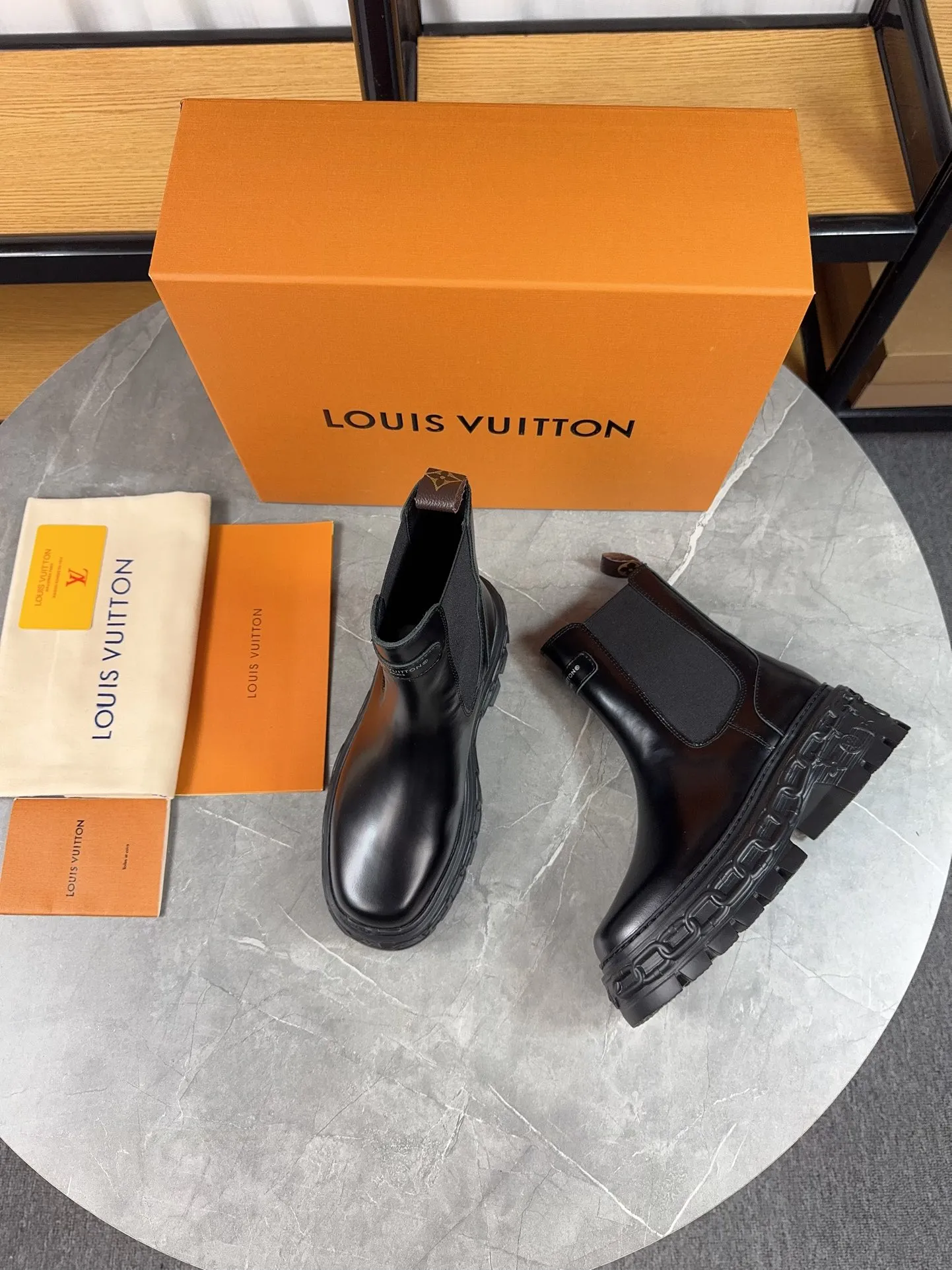 Men's shoes 💰700💰Ladies model Louis vuitton new short boots; beautiful lines and no bloat, original first-layer cowhide combined with high mercerized frosted cowhide, thin strap motorcycle boots are easy to put on and take off, without contrast (to isolate the cold winter) ❶ Upper: original open edge beaded cowhide ❷ Inner: cowhide ❸ Foot pads: cowhide leather ❹ Outsole: original wear-resistant and non-slip raw rubber sole ❺Sole height: 6cn ❻Packaging: Original LV special box ❼Number: 34-41 (34/41 customization is not returnable) Boot height 6 inches ☀Color: (black military green)